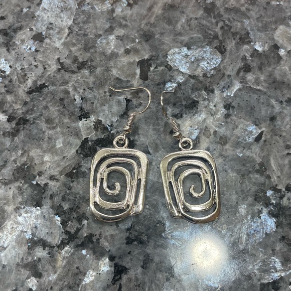 Silver spiral square geometric earrings / NWOT - Picture 3 of 3